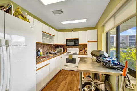 Kitchen - 324 SE 10th St #208, Dania Beach, FL 33004 photo 10 of 10