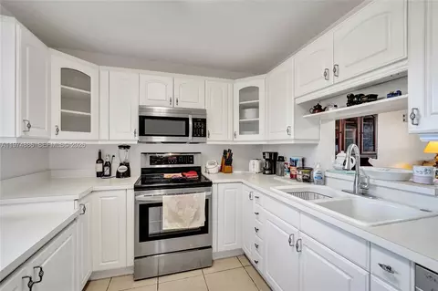 Kitchen - 324 SE 10th St #208, Dania Beach, FL 33004 photo 9 of 10