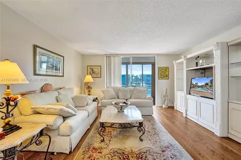 Living - 324 SE 10th St #208, Dania Beach, FL 33004 photo 2 of 8