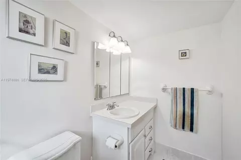 Bath - 324 SE 10th St #208, Dania Beach, FL 33004 photo 2 of 6