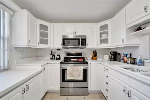 Kitchen - 324 SE 10th St #208, Dania Beach, FL 33004 photo 4 of 10