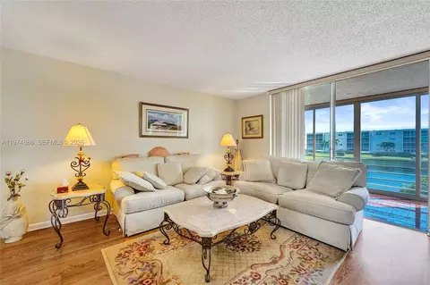 Living - 324 SE 10th St #208, Dania Beach, FL 33004 photo 4 of 8