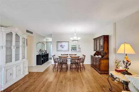 Dining - 324 SE 10th St #208, Dania Beach, FL 33004 photo 6 of 7
