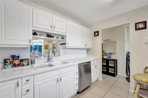 Kitchen - 324 SE 10th St #208, Dania Beach, FL 33004 photo 7 of 10