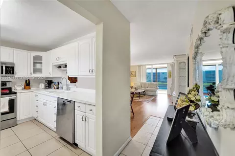 324 SE 10th St #208, Dania Beach, FL 33004