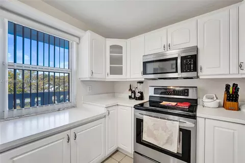 Kitchen - 324 SE 10th St #208, Dania Beach, FL 33004 photo 5 of 10