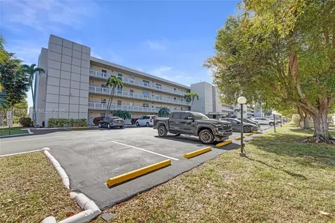 Exterior - 324 SE 10th St #208, Dania Beach, FL 33004 photo 2 of 10
