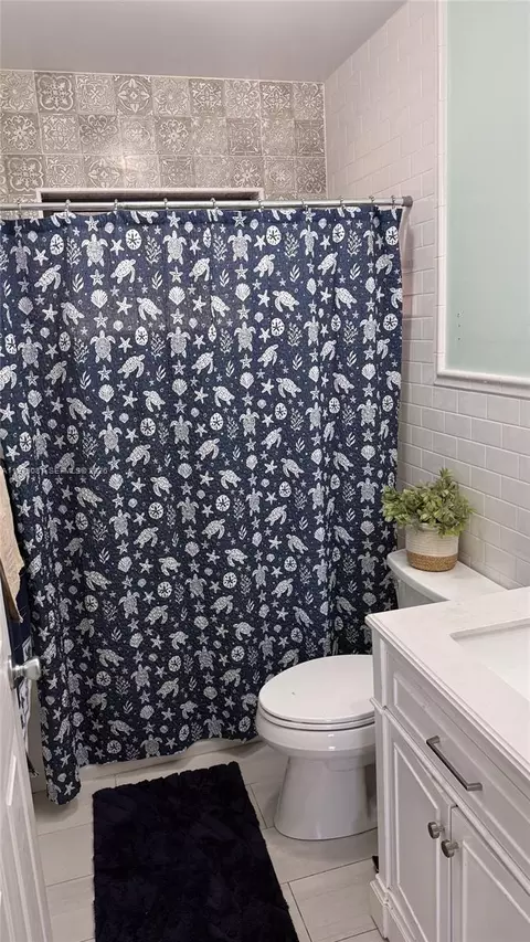Bath - Undisclosed, Hialeah, FL 33012 photo 1 of 4
