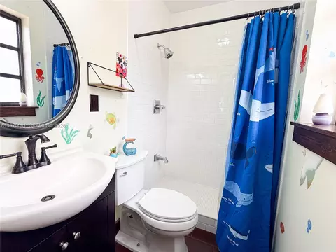 Bath - Undisclosed, Hialeah, FL 33012 photo 4 of 4