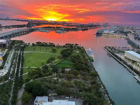 900 Biscayne Blvd #3704, Miami, FL 33132