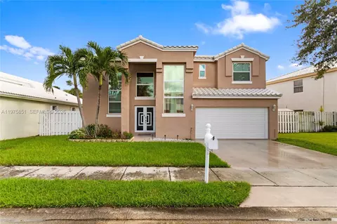 1071 SW 101st Ter, Pembroke Pines, FL 33025