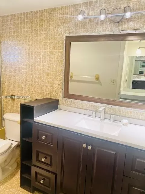 Bath - 3251 Holiday Springs Blvd #403, Margate, FL 33063 photo 3 of 3