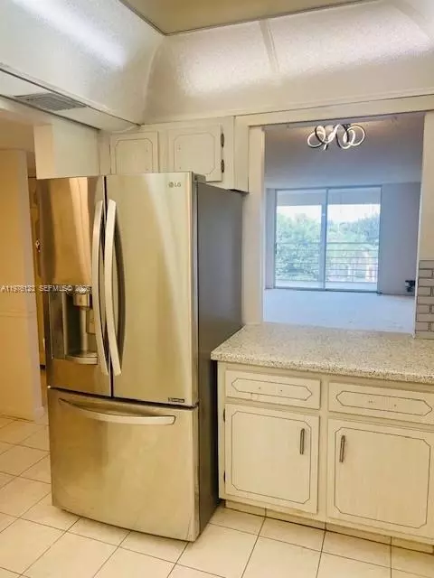 Kitchen - 3251 Holiday Springs Blvd #403, Margate, FL 33063 photo 1 of 2