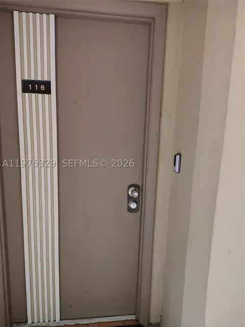8635 NW 8th St #116, Miami, FL 33126
