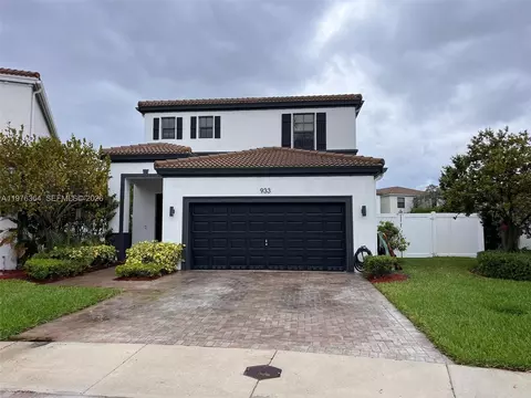 933 NE 191st St, Miami, FL 33179