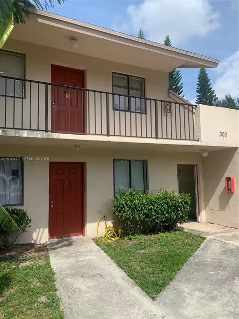 300 Nottingham Cir #J, Greenacres, FL 33463