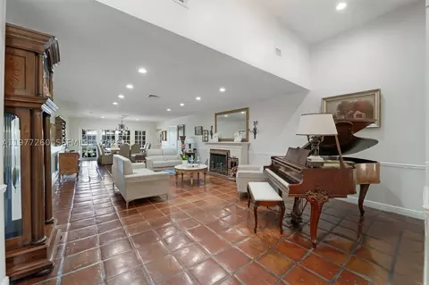 2046 NE 15th St, Fort Lauderdale, FL 33304
