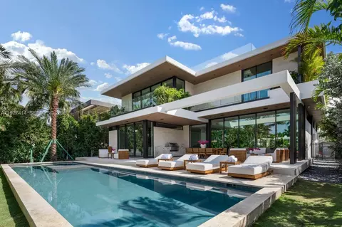 1745 W 24th St, Miami Beach, FL 33140