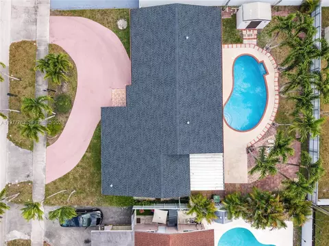 View/Area - 1100 W 53rd Ter, Hialeah, FL 33012 photo 10 of 12