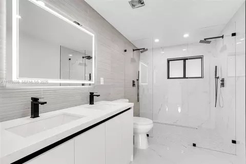 Bath - 695 W 73 Pl, Hialeah, FL 33014 photo 2 of 2