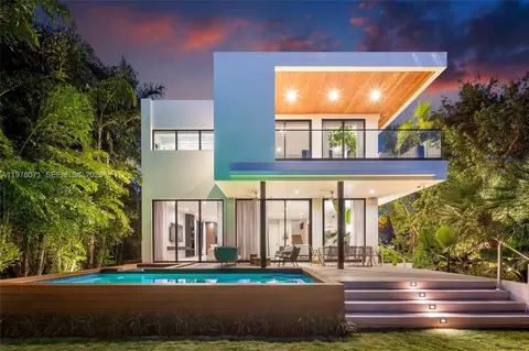 5701 N Bay Rd, Miami Beach, FL 33140