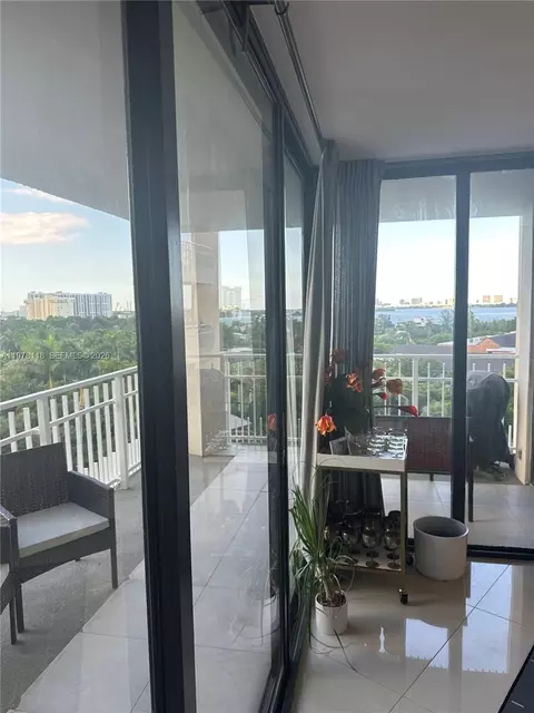 1000 Quayside Ter #905, Miami, FL 33138