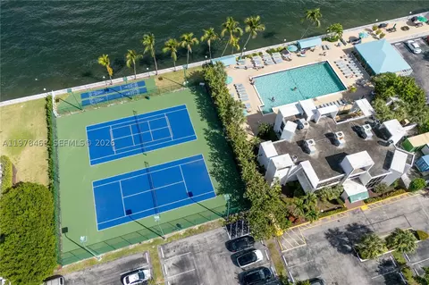 1000 Parkview Dr #115, Hallandale Beach, FL 33009