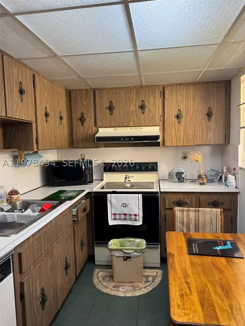 9180 Fontainebleau Blvd #302, Miami, FL 33172
