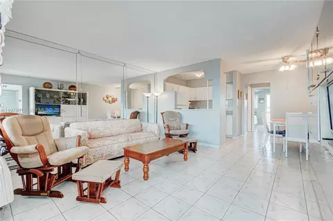 800 SW 10th Ter #20T, Hallandale Beach, FL 33009
