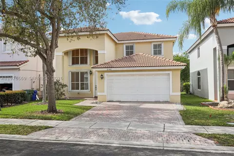2142 NW 77th Ter, Pembroke Pines, FL 33024