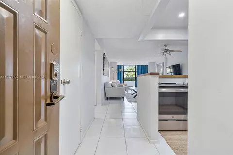 600 Parkview Dr #227, Hallandale Beach, FL 33009