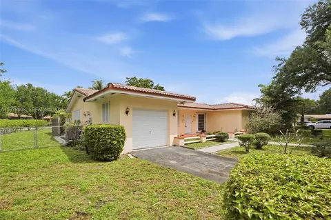 Exterior - 14435 Tabebuia Ln, Miami Lakes, FL 33014 photo 2 of 5
