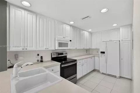 Kitchen - 4022 Parkside Dr, Jupiter, FL 33458 photo 2 of 6