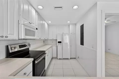 Kitchen - 4022 Parkside Dr, Jupiter, FL 33458 photo 3 of 6