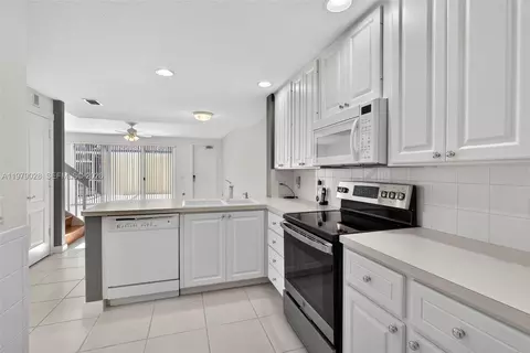 Kitchen - 4022 Parkside Dr, Jupiter, FL 33458 photo 5 of 6