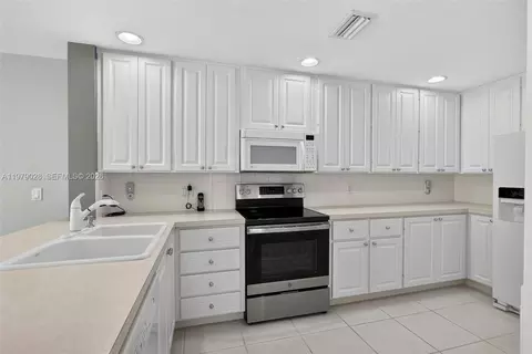 Kitchen - 4022 Parkside Dr, Jupiter, FL 33458 photo 1 of 6