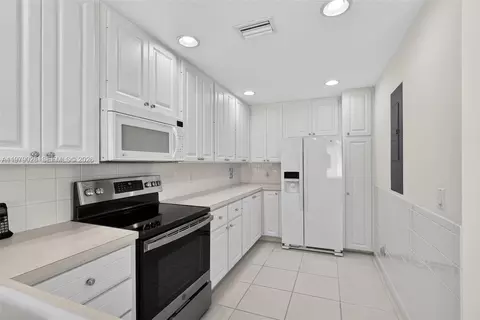 Kitchen - 4022 Parkside Dr, Jupiter, FL 33458 photo 4 of 6