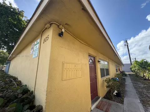 805 S H St, Lake Worth, FL 33460