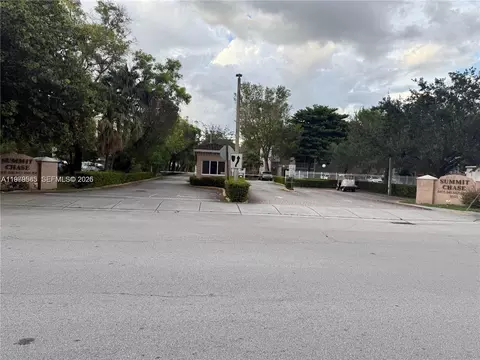 8405 NW 8th St #304, Miami, FL 33126