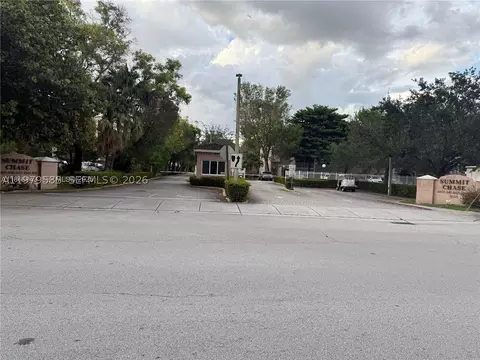 8405 NW 8th St #304, Miami, FL 33126