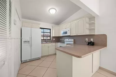 2496 W 70th Pl, Hialeah, FL 33016 photo 10