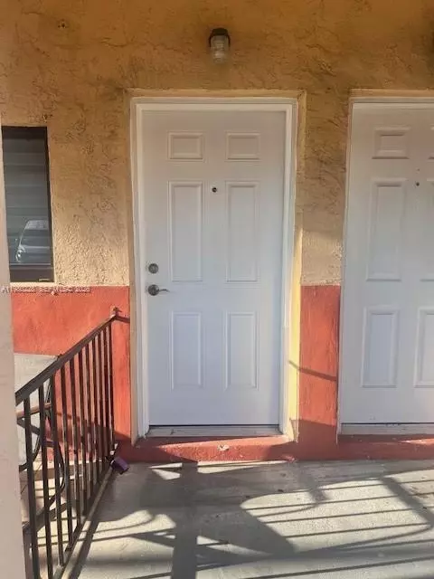 2815 W 76th St #202-17, Hialeah, FL 33018