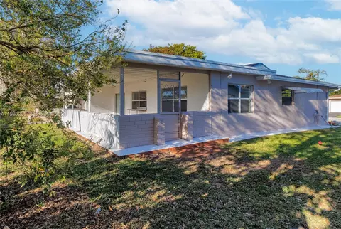 Exterior - 8209 NW 91st Ave, Tamarac, FL 33321 photo 7 of 8