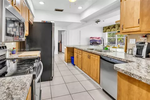 Kitchen - 8209 NW 91st Ave, Tamarac, FL 33321 photo 3 of 3