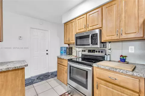 Kitchen - 8209 NW 91st Ave, Tamarac, FL 33321 photo 2 of 3