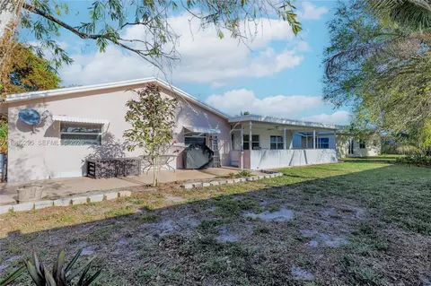 Exterior - 8209 NW 91st Ave, Tamarac, FL 33321 photo 6 of 8
