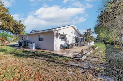 Exterior - 8209 NW 91st Ave, Tamarac, FL 33321 photo 5 of 8
