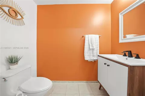 Bath - 60 SW 13th St #4414, Miami, FL 33130 photo 1 of 3