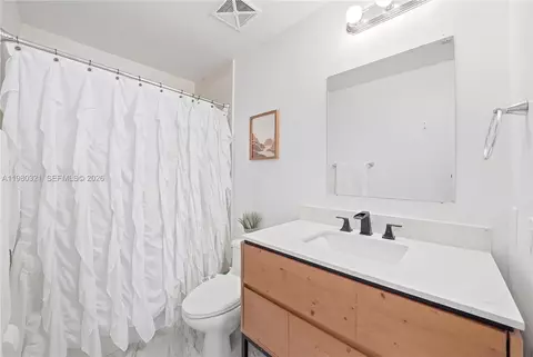 Bath - 60 SW 13th St #4414, Miami, FL 33130 photo 2 of 3