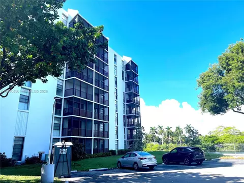 3475 N Country Club Dr #716, Aventura, FL 33180